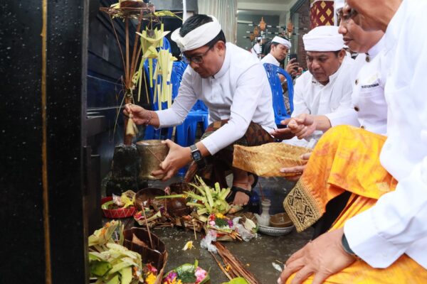 Arya Wibawa Mendem Dasar Tembok Penyengker Banjar Tegallinggah Bali