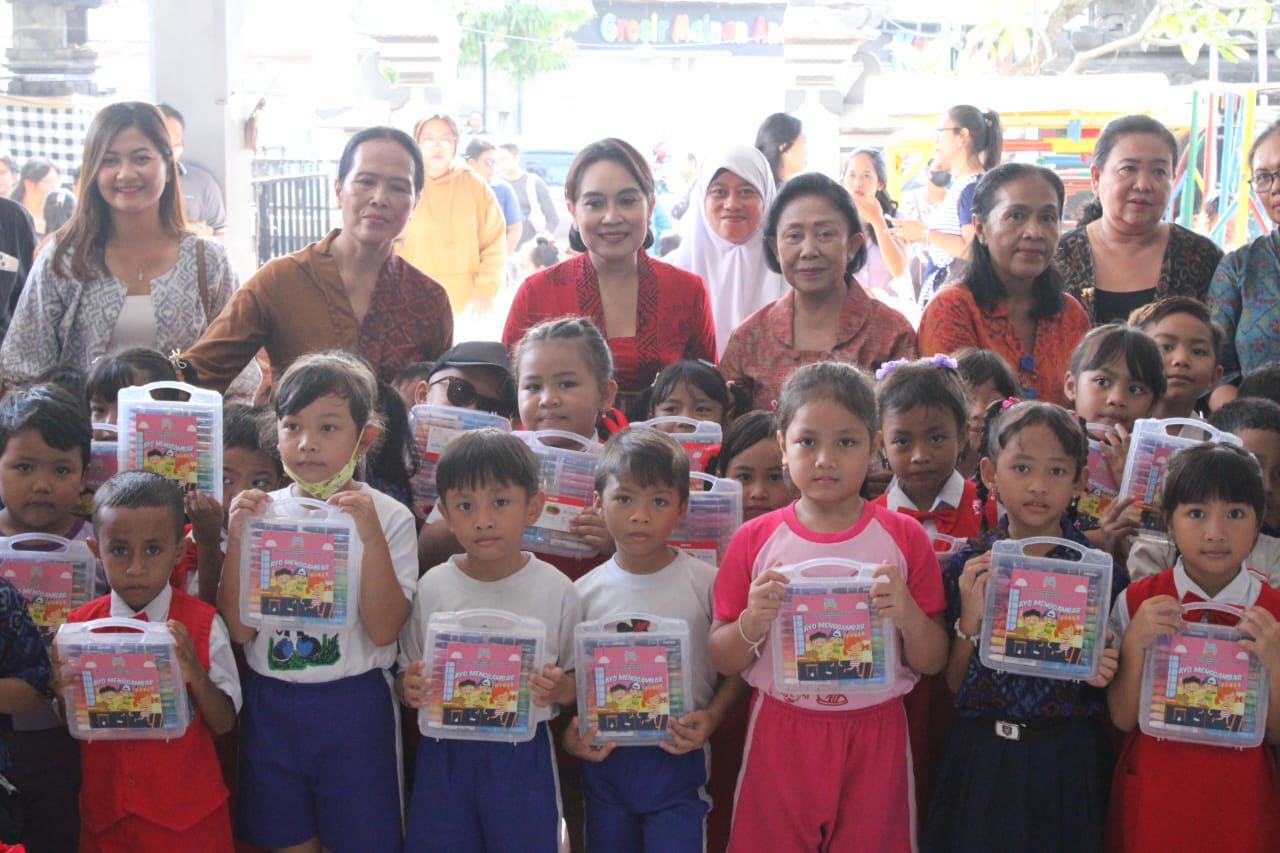 Bunda PAUD Denpasar kembali menyapa siswa.