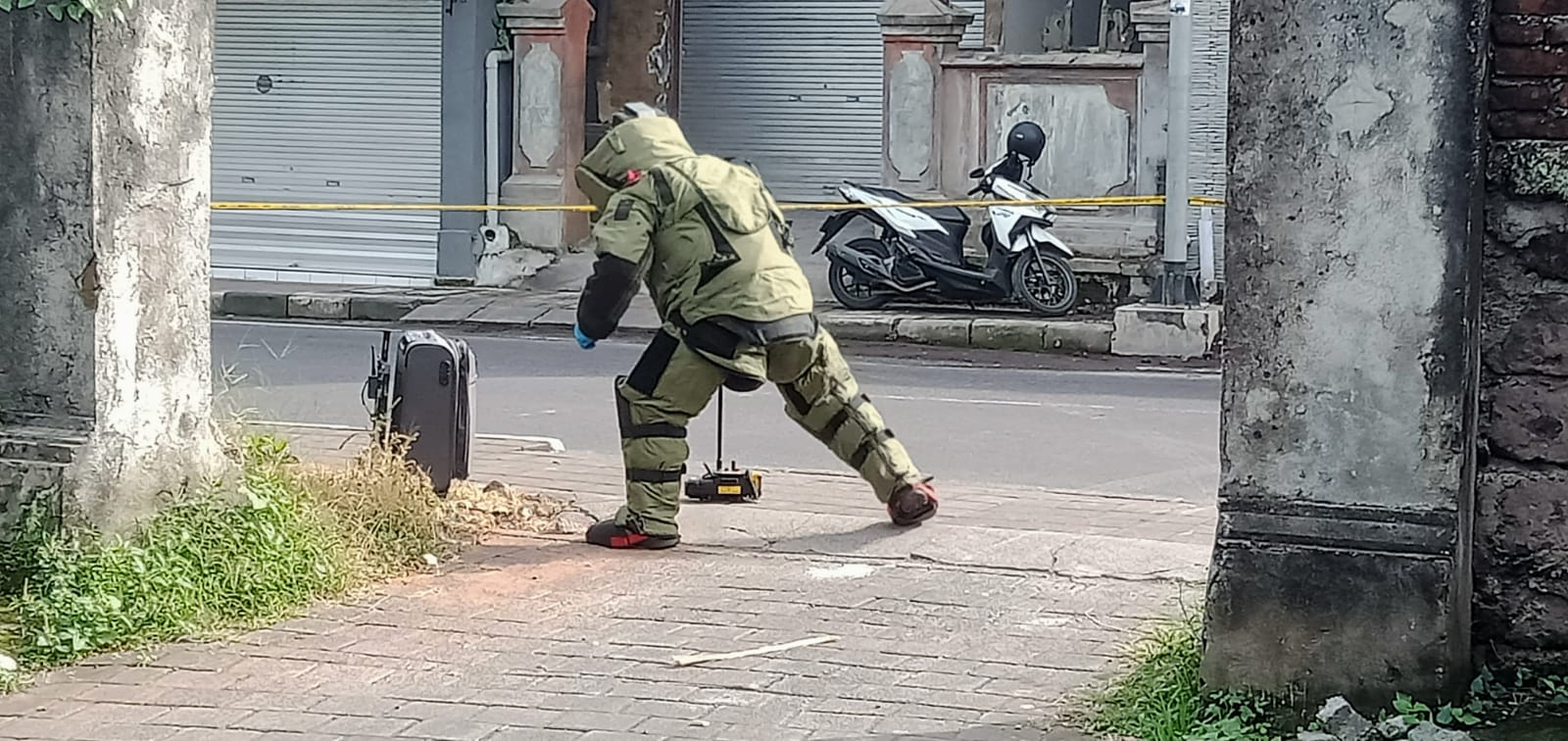 Diduga Bom, Polda Bali Periksa Koper Tak Bertuan di Penarungan