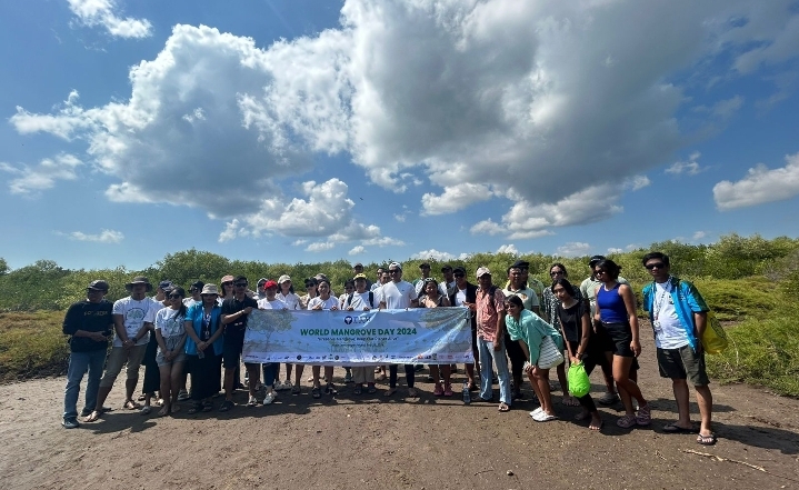 TRM Tanam 100 Mangrove di Nusa Lembongan