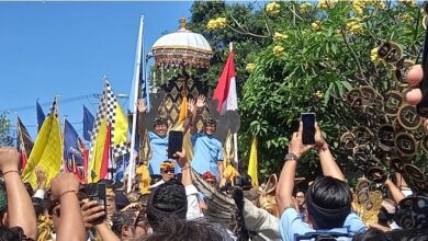 Ribuan Simpatisan Iringi Suyadinata Mendaftar ke KPU Badung