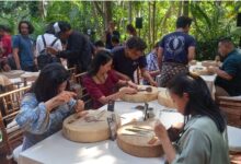 Birkenstock Gandeng Oka Kartini Ciptakan Produk Kerajinan