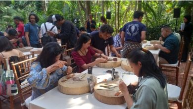 Birkenstock Gandeng Oka Kartini Ciptakan Produk Kerajinan