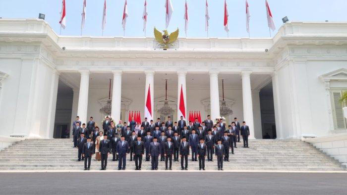 FOTO BERSAMA: Para Menteri, Wakil Menteri, Pejabat setingkat Menteri kabinet Merah Putih, pemerintahan Prabowo-Gibran di Istana Negara.