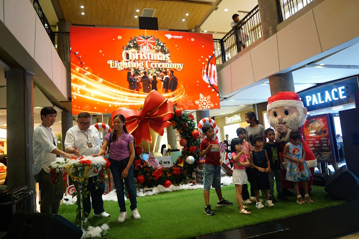 Acara spesial Christmas Lighting Ceremony di Level 21 Mall.