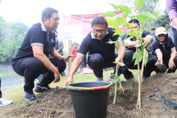 Pemkot Denpasar Tanam Pohon di Aliran Tukad Badung - Bali Politika