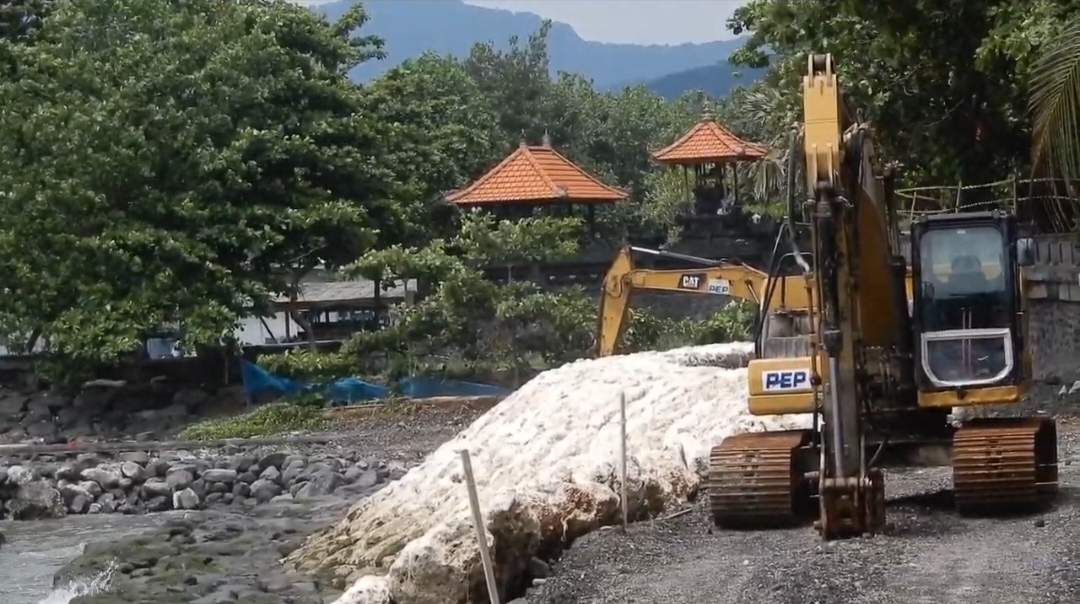 Bising Dari Proyek Revitalisasi Pantai Candidasa, Tamu Pilih Check Out